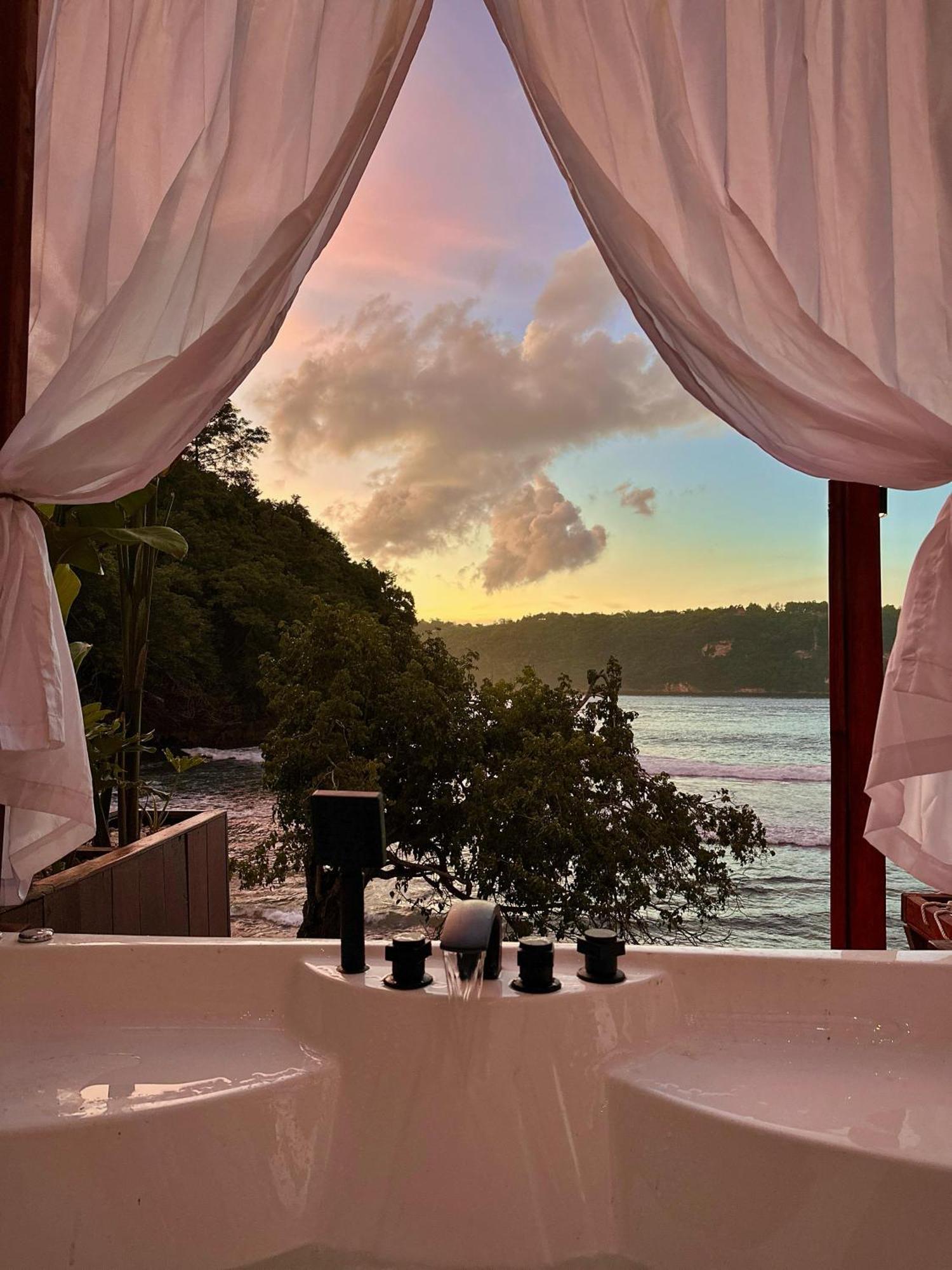 Beachfront Luxury Dome Villas - Gamat Bay Resort Nusa Penida Esterno foto