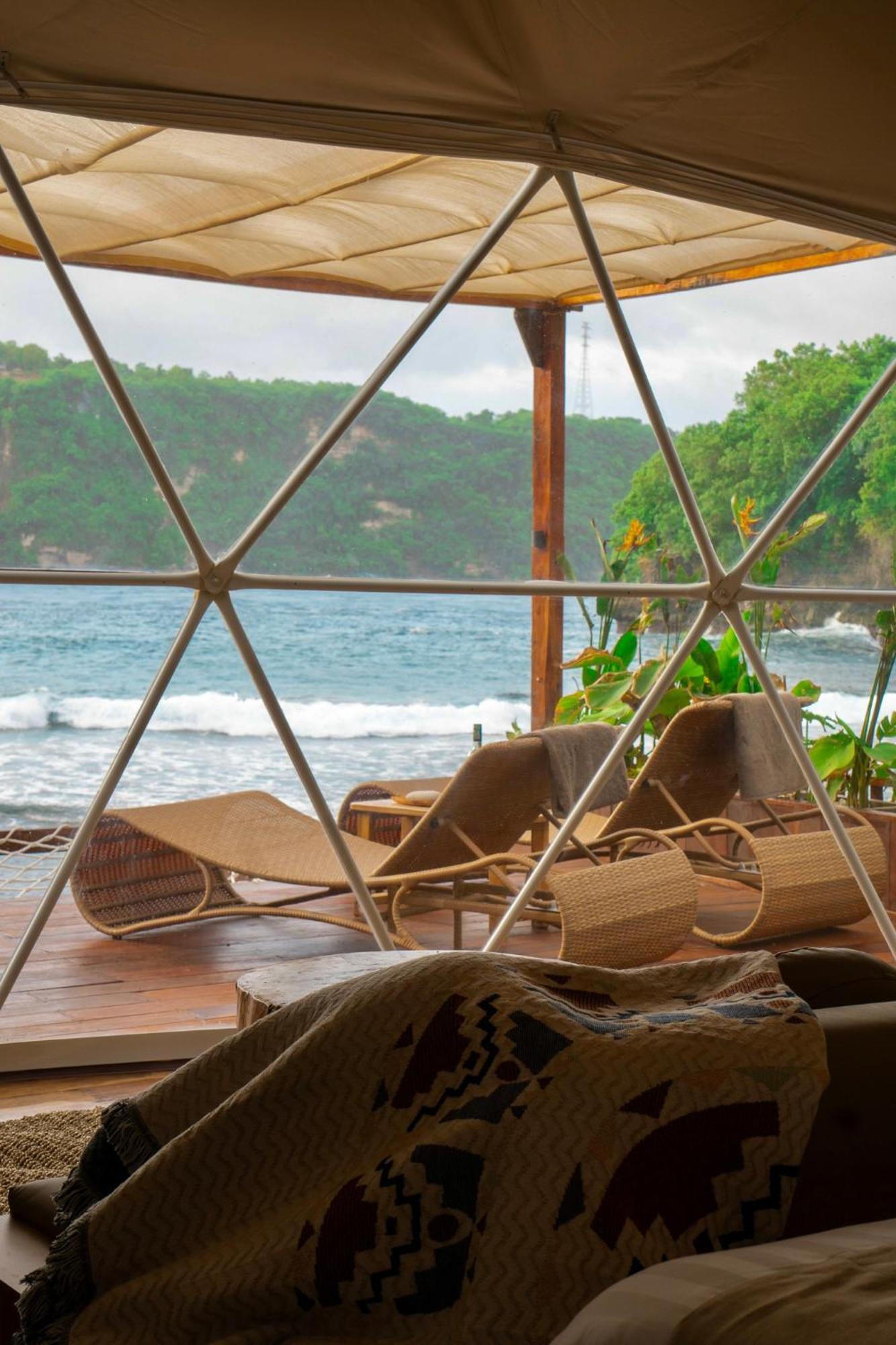 Beachfront Luxury Dome Villas - Gamat Bay Resort Nusa Penida Esterno foto