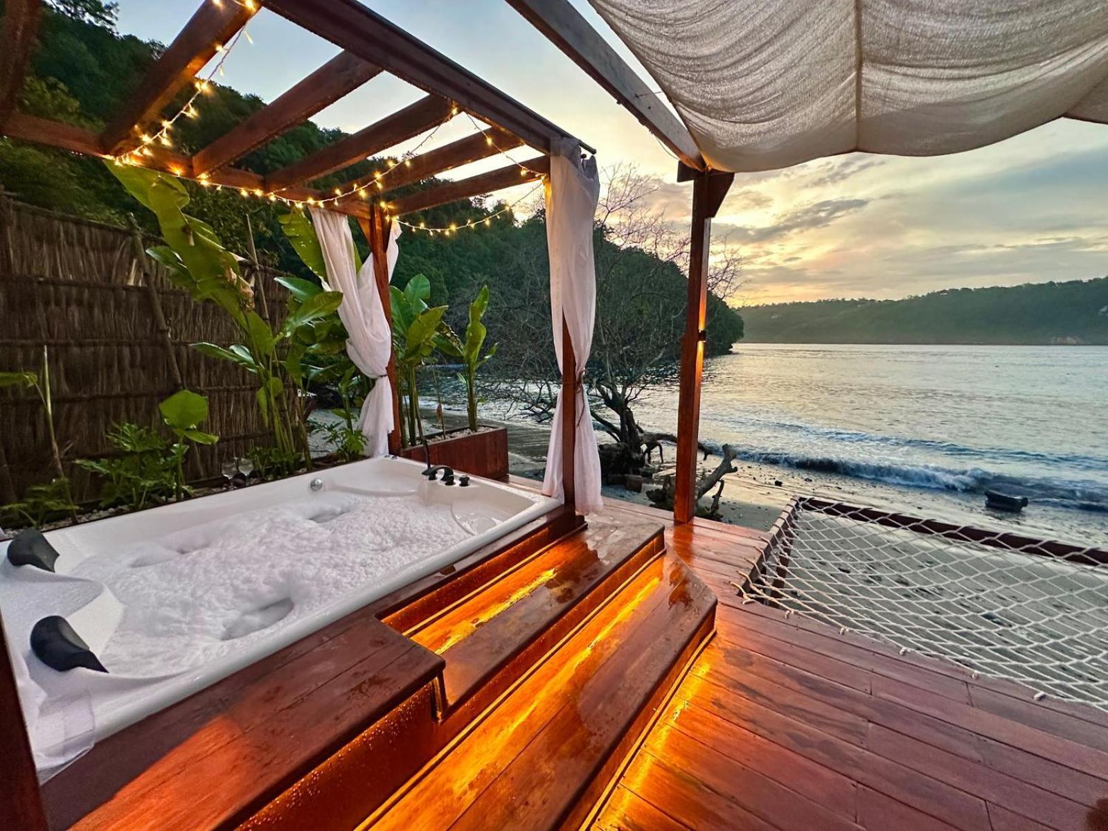 Beachfront Luxury Dome Villas - Gamat Bay Resort Nusa Penida Esterno foto