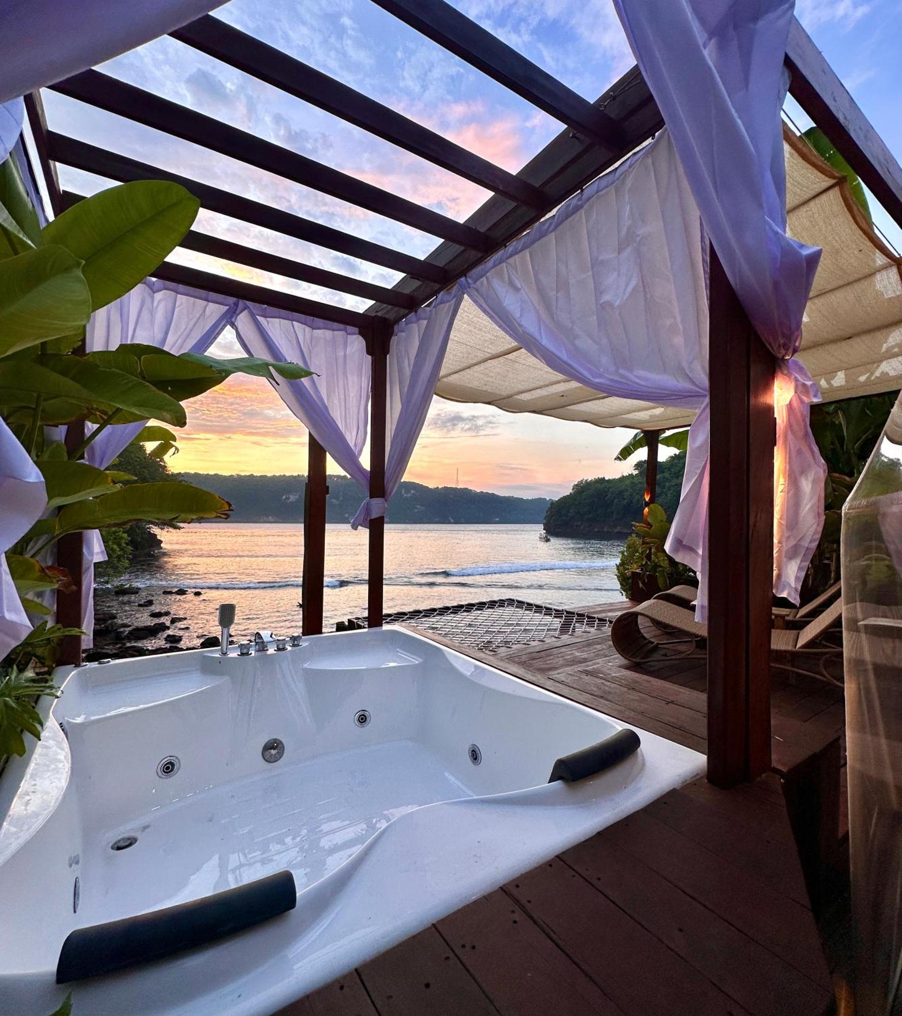 Beachfront Luxury Dome Villas - Gamat Bay Resort Nusa Penida Esterno foto